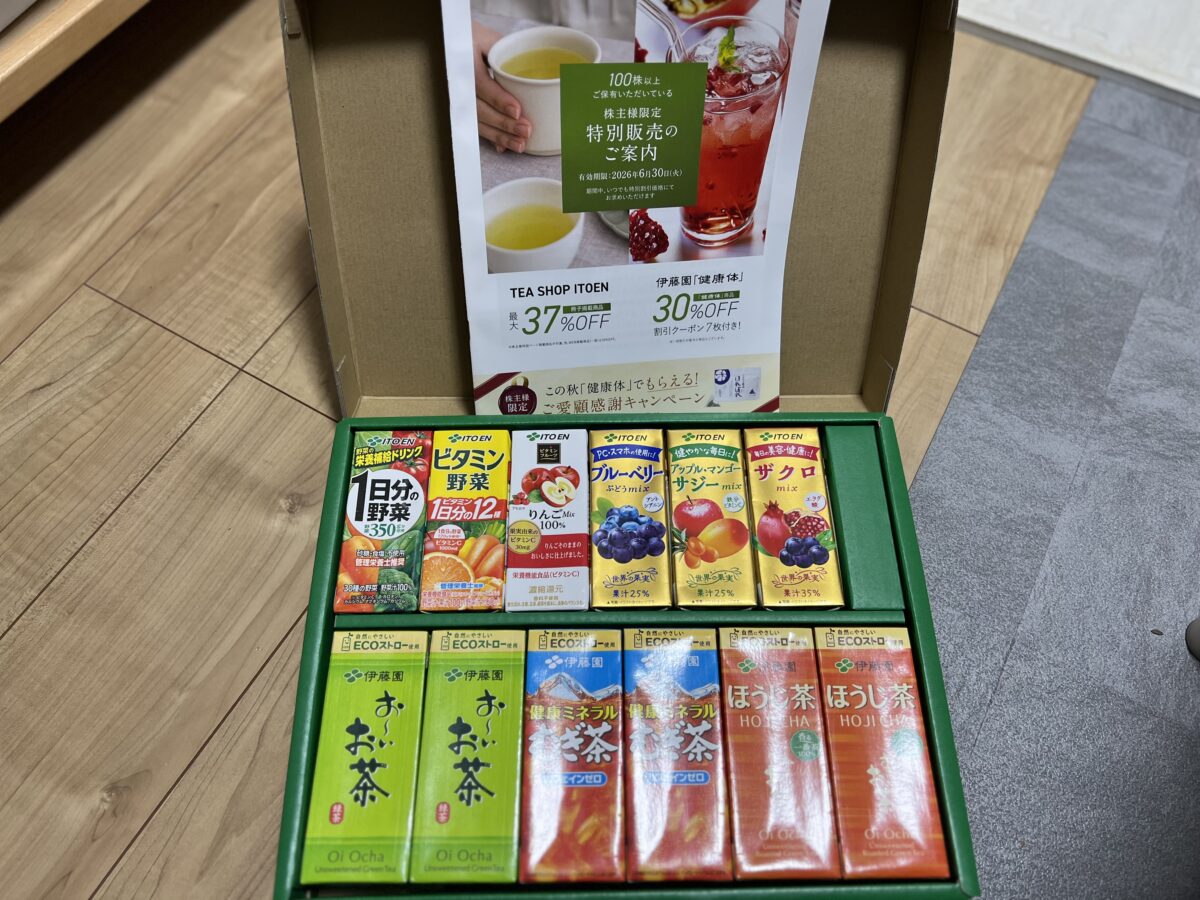 伊藤園の優待セット（100株保有分）の中身。飲料12本が並ぶ