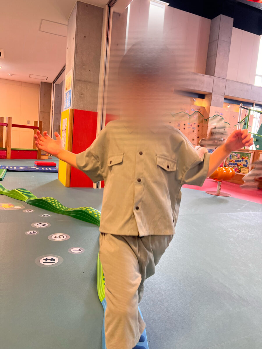 バランス遊具で遊ぶ子ども