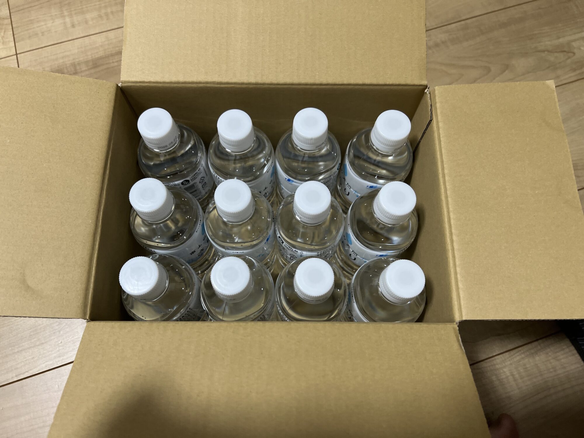 段ボールに入った富士の天然水さらり500mlペットボトル12本